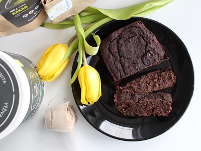 Skvělý banana bread s arašídovým máslem a kakaovým proteinem