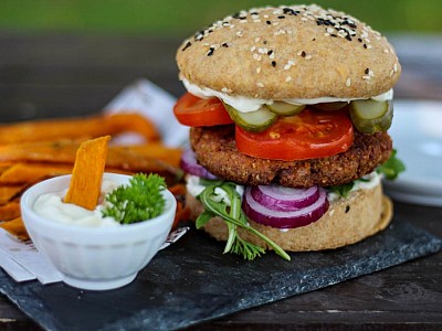 Cizrnový vegan burgr