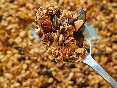 Slaná granola - chrumkavý snack plný zdravých tukov