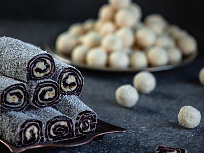 Raw vánoční kokosová roláda