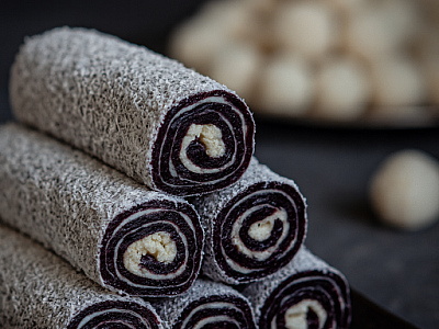 Raw vánoční kokosová roláda