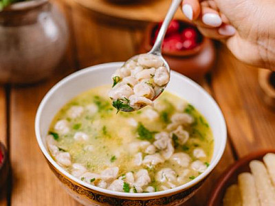 Jarná polievka s medvedím cesnakom