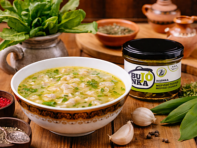 Jarná polievka s medvedím cesnakom